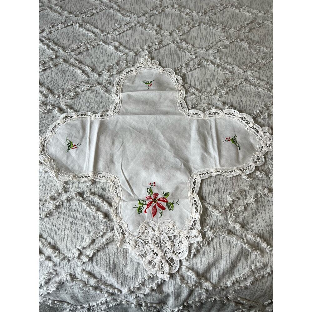 Bread Basket Liner Bun Warmers White Perma-Press Cloth with Floral Embroidery